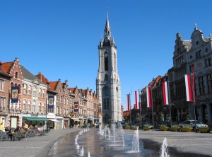 La grand place de Tournai, ses fontaines, son beffrois, ses commerces, cafés et restaurants